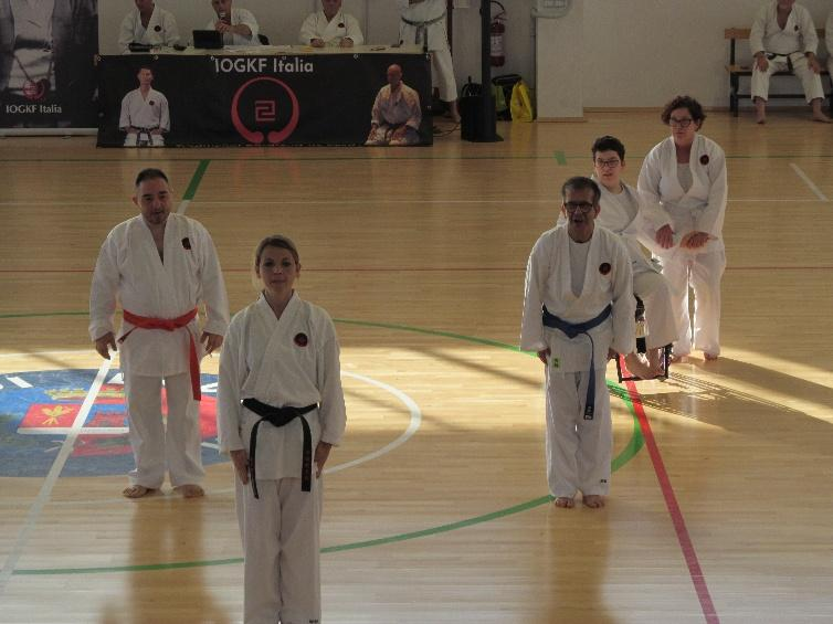 Foto di persone in kimono da karate