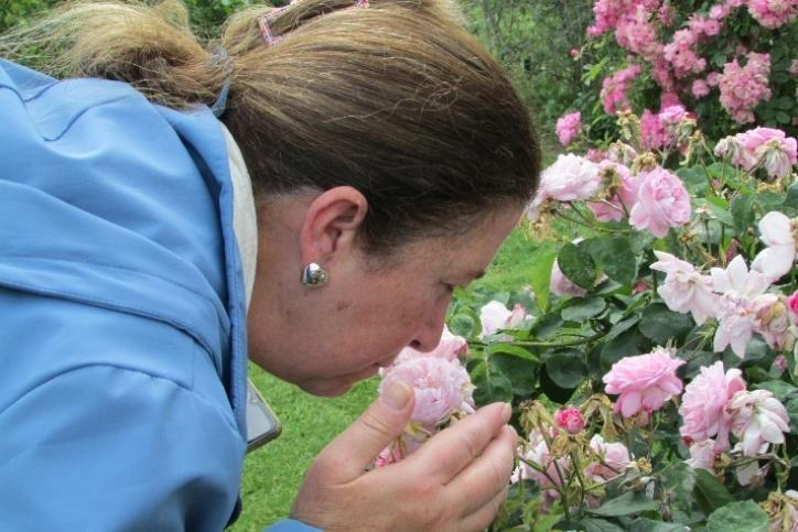 Foto di donna che annusa dei fiori