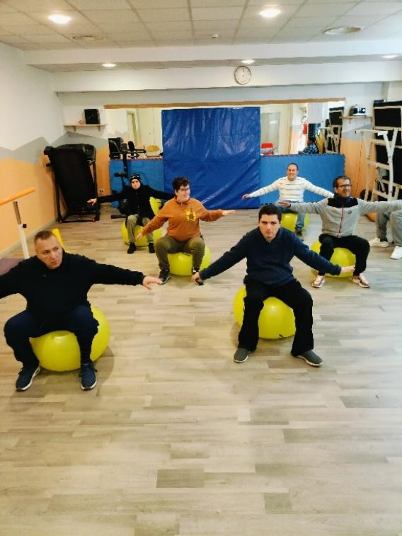 Foto di persone che fanno attività in palestra